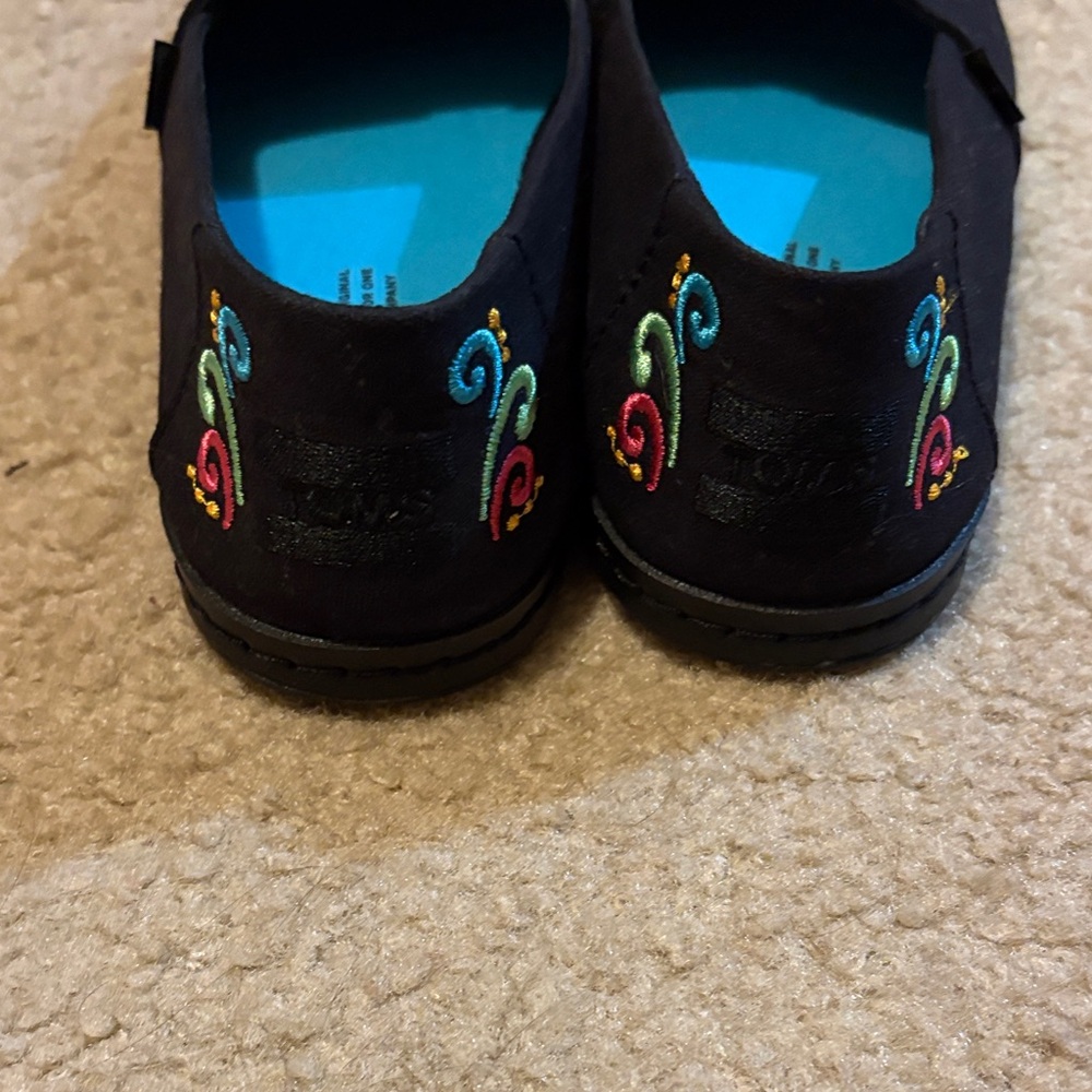TOMS Black Embroidered Mismatch Sugar Skull Clavera flats Women’s 8 - Picture 2 of 6